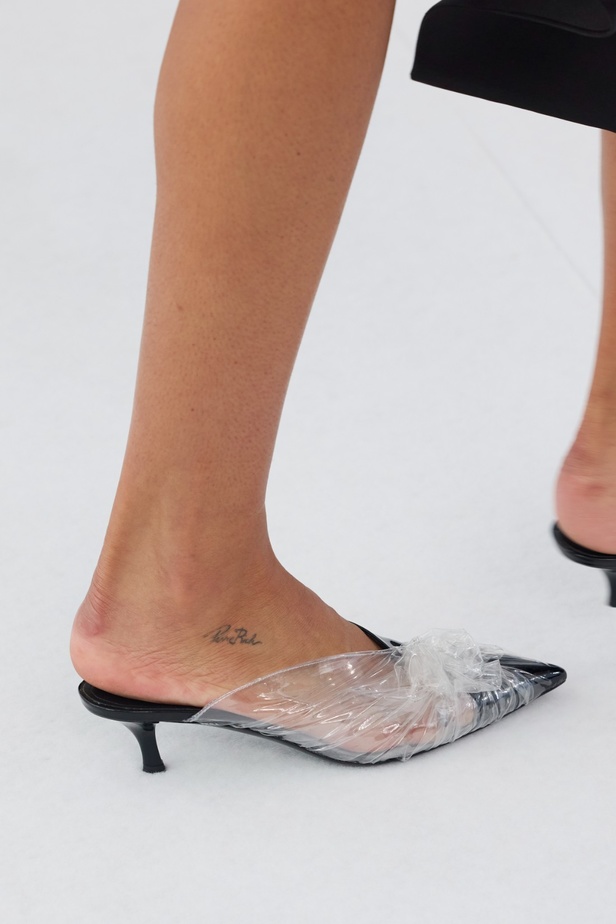 الورود تزيّن عرض دار جيفنشي لربيع 2024 وملهمة الدار الأيقونية حاضرة حتى اليوم