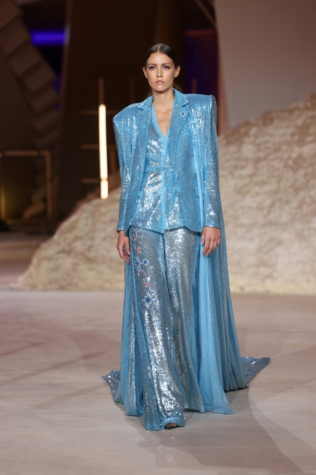 رحلة مذهلة نحو الفضاء في عرض Honayda ضمن أسبوع الموضة في الرياض