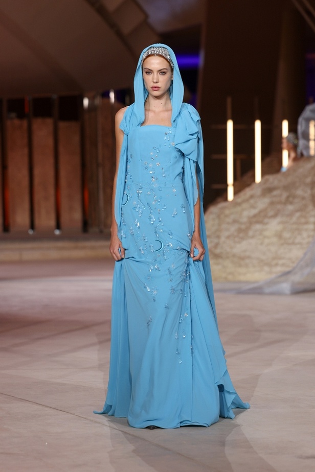 رحلة مذهلة نحو الفضاء في عرض Honayda ضمن أسبوع الموضة في الرياض