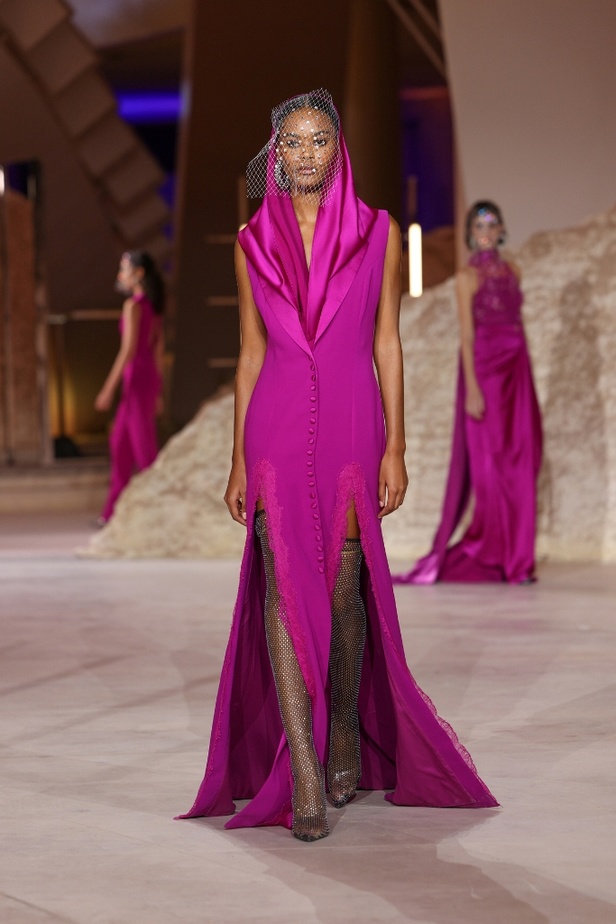 رحلة مذهلة نحو الفضاء في عرض Honayda ضمن أسبوع الموضة في الرياض