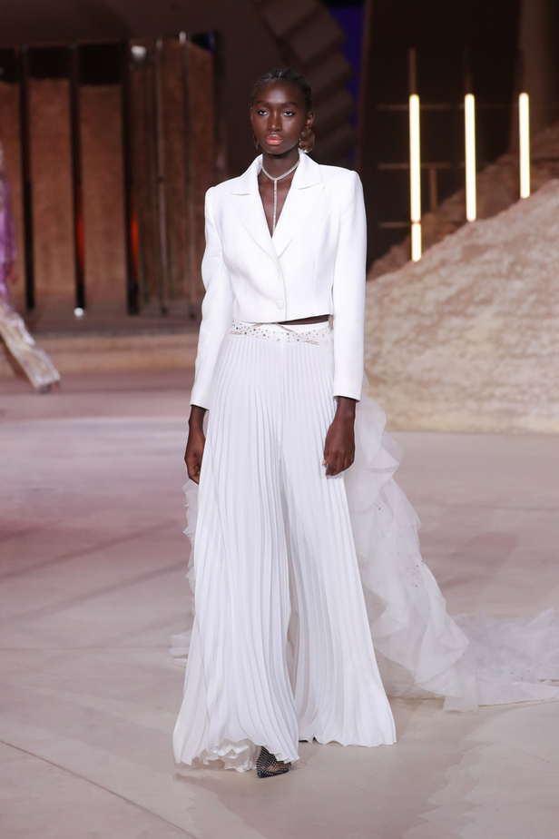 رحلة مذهلة نحو الفضاء في عرض Honayda ضمن أسبوع الموضة في الرياض