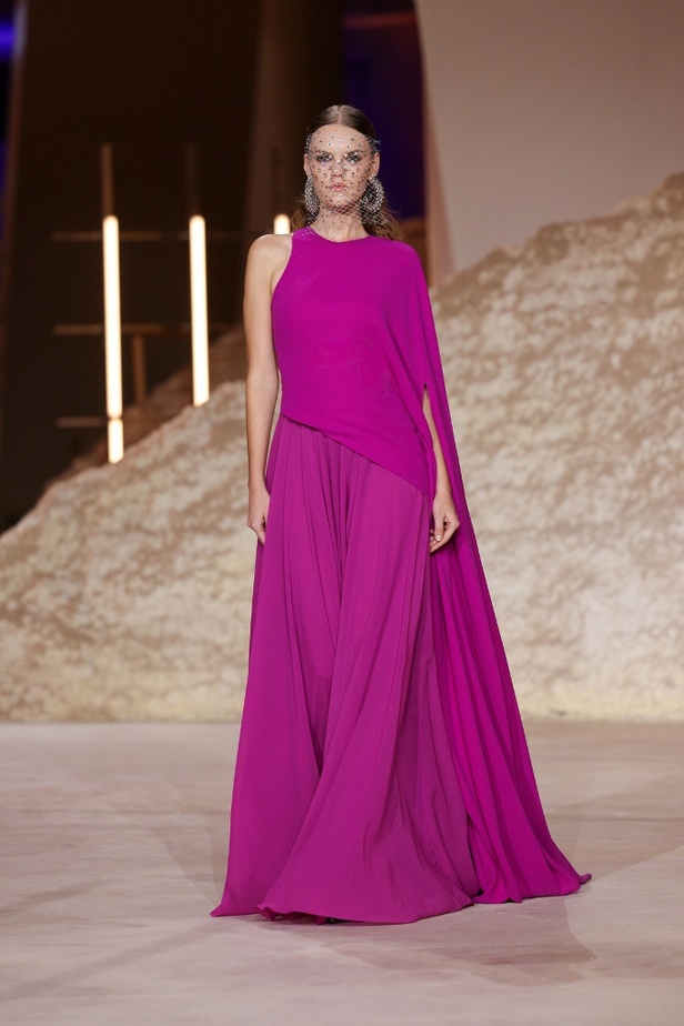 رحلة مذهلة نحو الفضاء في عرض Honayda ضمن أسبوع الموضة في الرياض