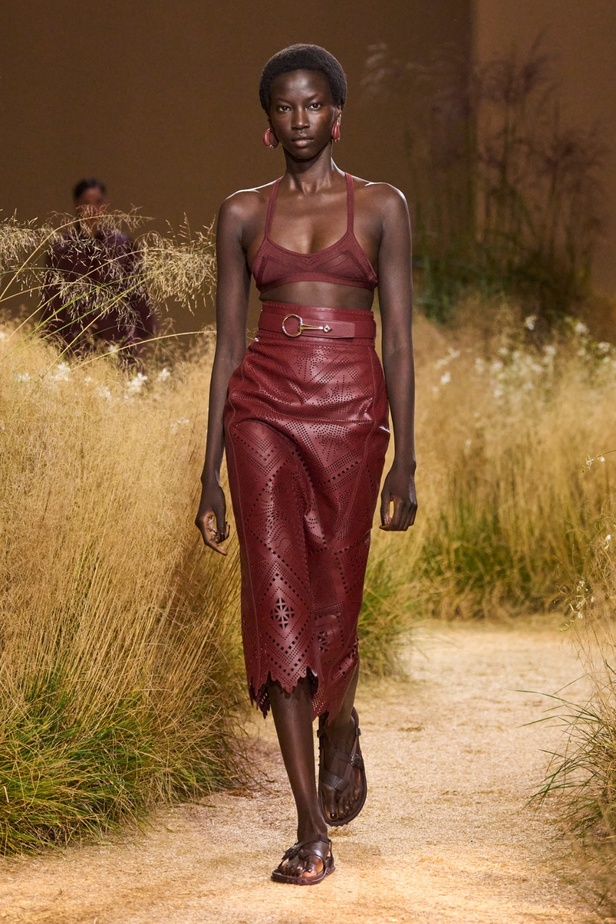 درجات الأحمر تسيطر على مجموعة Hermès لربيع 2024... تصاميم أنيقة وجذابة وأفضل تعبير للرفاهية الهادئة