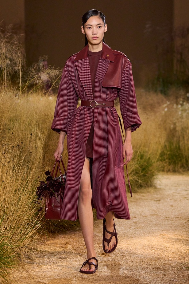 درجات الأحمر تسيطر على مجموعة Hermès لربيع 2024... تصاميم أنيقة وجذابة وأفضل تعبير للرفاهية الهادئة