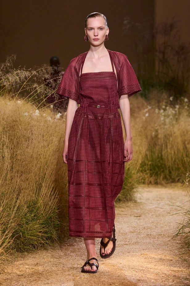 درجات الأحمر تسيطر على مجموعة Hermès لربيع 2024... تصاميم أنيقة وجذابة وأفضل تعبير للرفاهية الهادئة