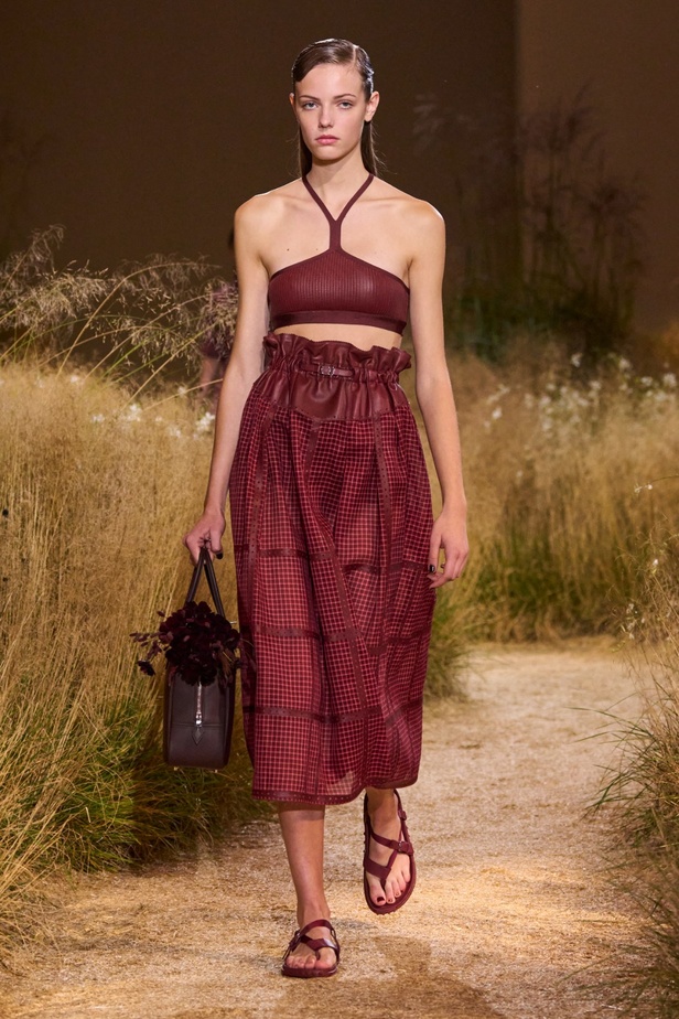 درجات الأحمر تسيطر على مجموعة Hermès لربيع 2024... تصاميم أنيقة وجذابة وأفضل تعبير للرفاهية الهادئة