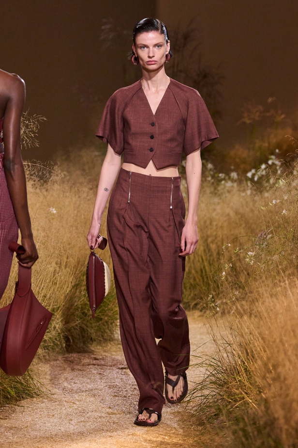 درجات الأحمر تسيطر على مجموعة Hermès لربيع 2024... تصاميم أنيقة وجذابة وأفضل تعبير للرفاهية الهادئة