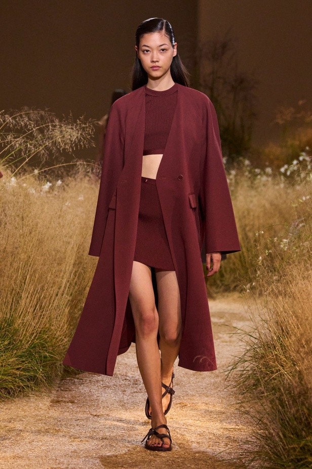 درجات الأحمر تسيطر على مجموعة Hermès لربيع 2024... تصاميم أنيقة وجذابة وأفضل تعبير للرفاهية الهادئة