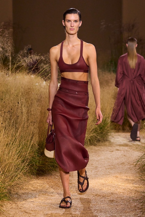درجات الأحمر تسيطر على مجموعة Hermès لربيع 2024... تصاميم أنيقة وجذابة وأفضل تعبير للرفاهية الهادئة