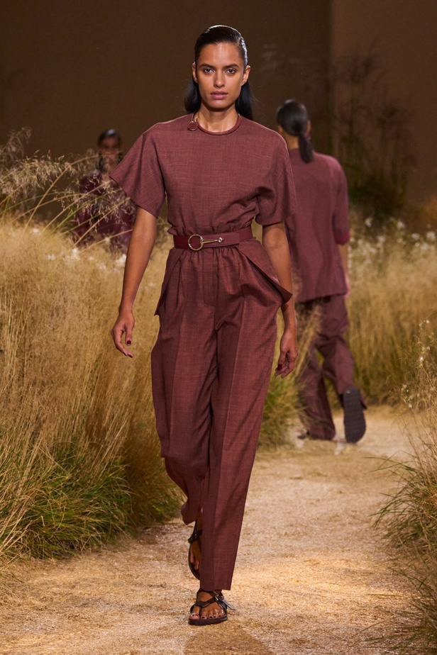 درجات الأحمر تسيطر على مجموعة Hermès لربيع 2024... تصاميم أنيقة وجذابة وأفضل تعبير للرفاهية الهادئة
