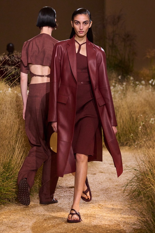 درجات الأحمر تسيطر على مجموعة Hermès لربيع 2024... تصاميم أنيقة وجذابة وأفضل تعبير للرفاهية الهادئة