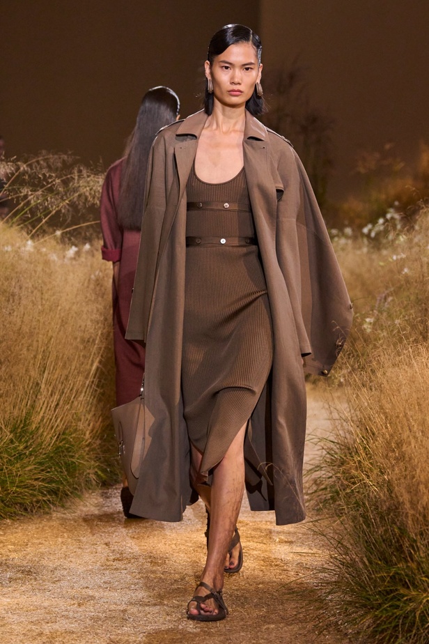 درجات الأحمر تسيطر على مجموعة Hermès لربيع 2024... تصاميم أنيقة وجذابة وأفضل تعبير للرفاهية الهادئة
