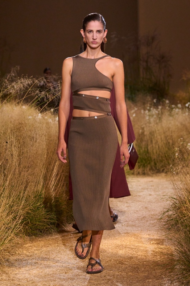 درجات الأحمر تسيطر على مجموعة Hermès لربيع 2024... تصاميم أنيقة وجذابة وأفضل تعبير للرفاهية الهادئة