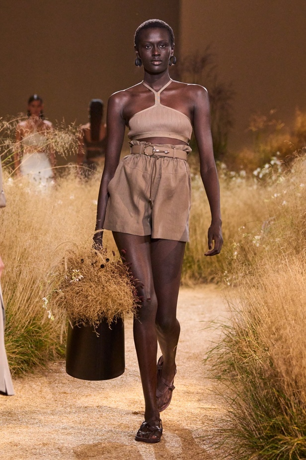 درجات الأحمر تسيطر على مجموعة Hermès لربيع 2024... تصاميم أنيقة وجذابة وأفضل تعبير للرفاهية الهادئة