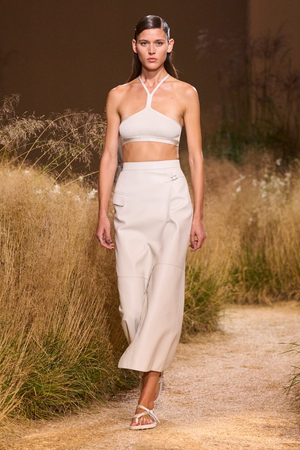 درجات الأحمر تسيطر على مجموعة Hermès لربيع 2024... تصاميم أنيقة وجذابة وأفضل تعبير للرفاهية الهادئة