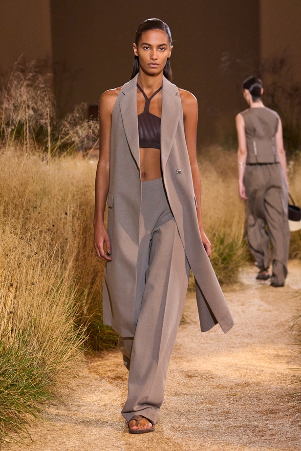 درجات الأحمر تسيطر على مجموعة Hermès لربيع 2024... تصاميم أنيقة وجذابة وأفضل تعبير للرفاهية الهادئة