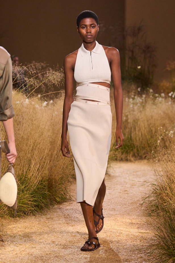 درجات الأحمر تسيطر على مجموعة Hermès لربيع 2024... تصاميم أنيقة وجذابة وأفضل تعبير للرفاهية الهادئة