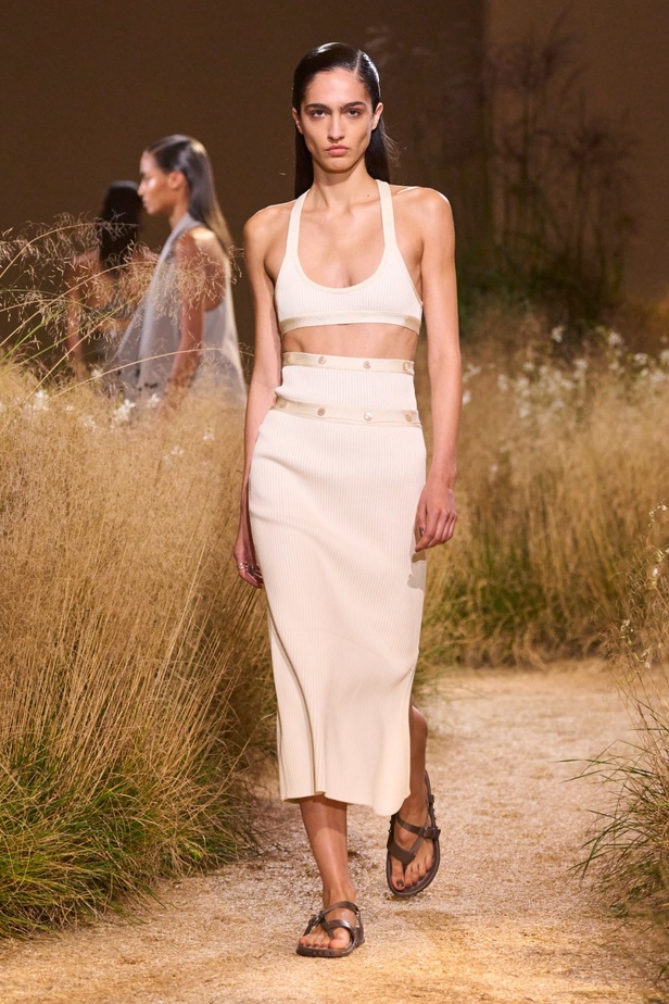درجات الأحمر تسيطر على مجموعة Hermès لربيع 2024... تصاميم أنيقة وجذابة وأفضل تعبير للرفاهية الهادئة