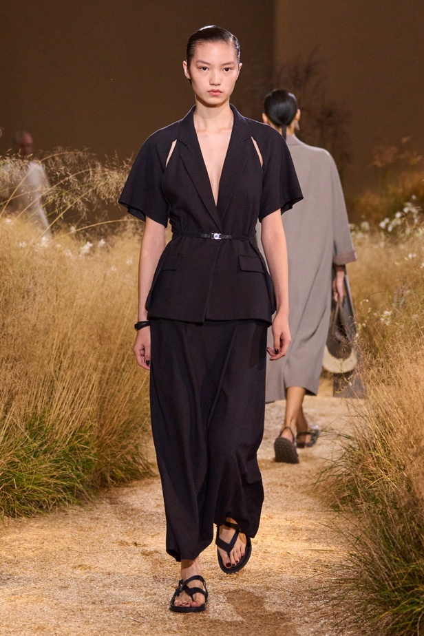 درجات الأحمر تسيطر على مجموعة Hermès لربيع 2024... تصاميم أنيقة وجذابة وأفضل تعبير للرفاهية الهادئة