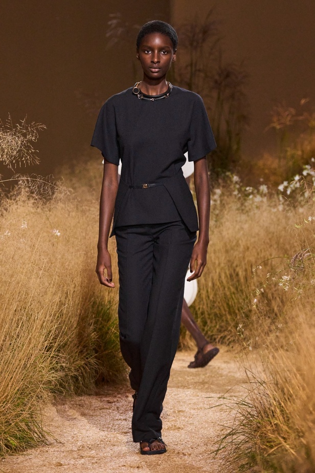 درجات الأحمر تسيطر على مجموعة Hermès لربيع 2024... تصاميم أنيقة وجذابة وأفضل تعبير للرفاهية الهادئة