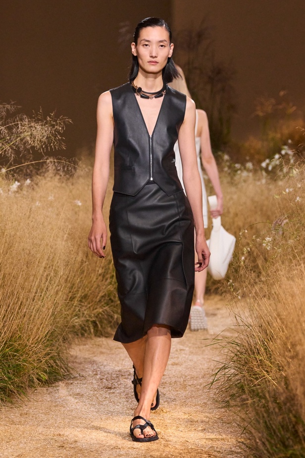 درجات الأحمر تسيطر على مجموعة Hermès لربيع 2024... تصاميم أنيقة وجذابة وأفضل تعبير للرفاهية الهادئة