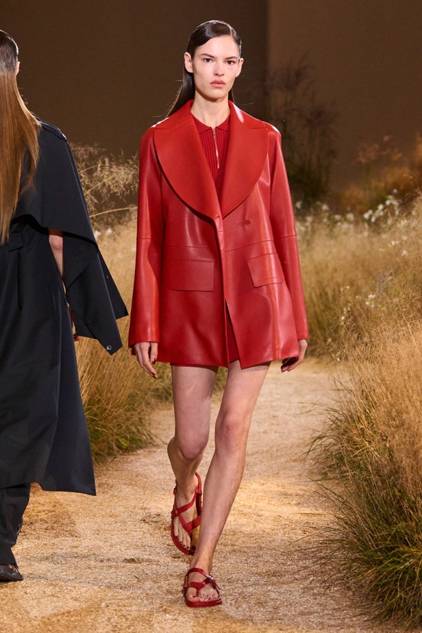 درجات الأحمر تسيطر على مجموعة Hermès لربيع 2024... تصاميم أنيقة وجذابة وأفضل تعبير للرفاهية الهادئة