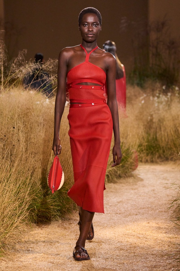 درجات الأحمر تسيطر على مجموعة Hermès لربيع 2024... تصاميم أنيقة وجذابة وأفضل تعبير للرفاهية الهادئة