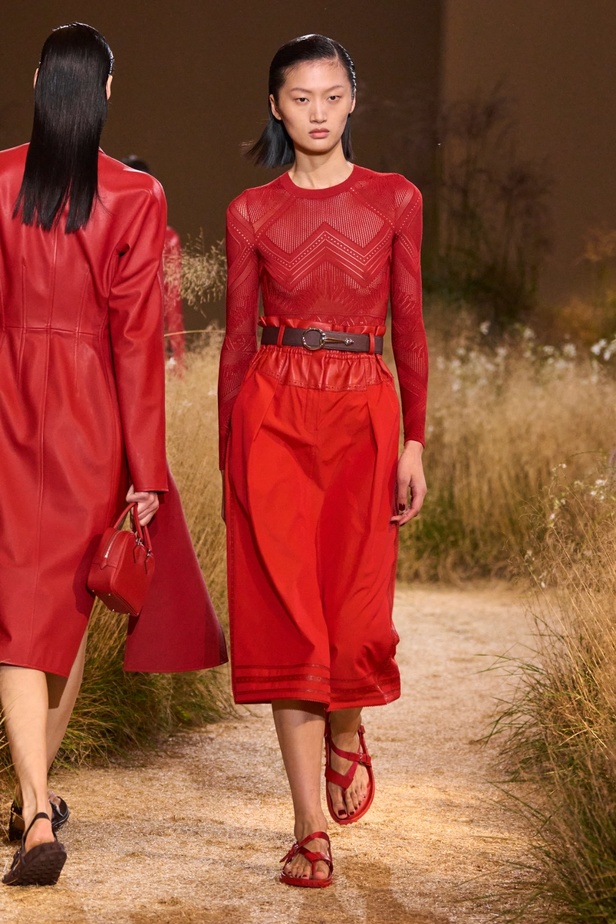 درجات الأحمر تسيطر على مجموعة Hermès لربيع 2024... تصاميم أنيقة وجذابة وأفضل تعبير للرفاهية الهادئة