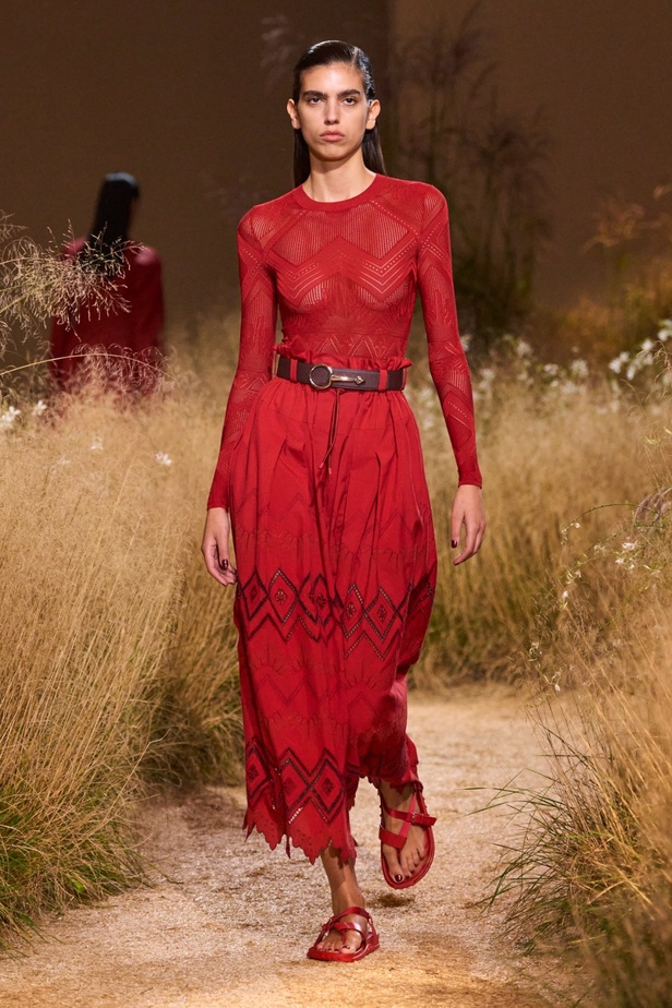 درجات الأحمر تسيطر على مجموعة Hermès لربيع 2024... تصاميم أنيقة وجذابة وأفضل تعبير للرفاهية الهادئة