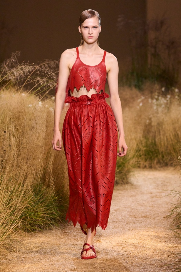 درجات الأحمر تسيطر على مجموعة Hermès لربيع 2024... تصاميم أنيقة وجذابة وأفضل تعبير للرفاهية الهادئة