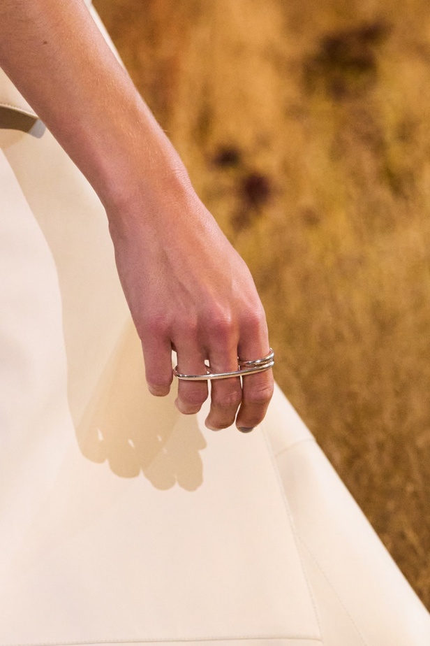 درجات الأحمر تسيطر على مجموعة Hermès لربيع 2024... تصاميم أنيقة وجذابة وأفضل تعبير للرفاهية الهادئة