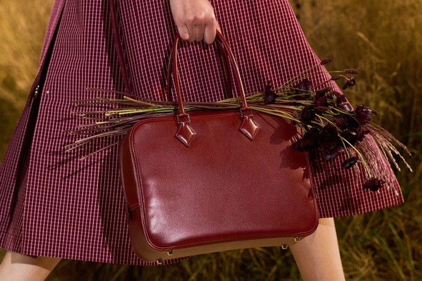 درجات الأحمر تسيطر على مجموعة Hermès لربيع 2024... تصاميم أنيقة وجذابة وأفضل تعبير للرفاهية الهادئة