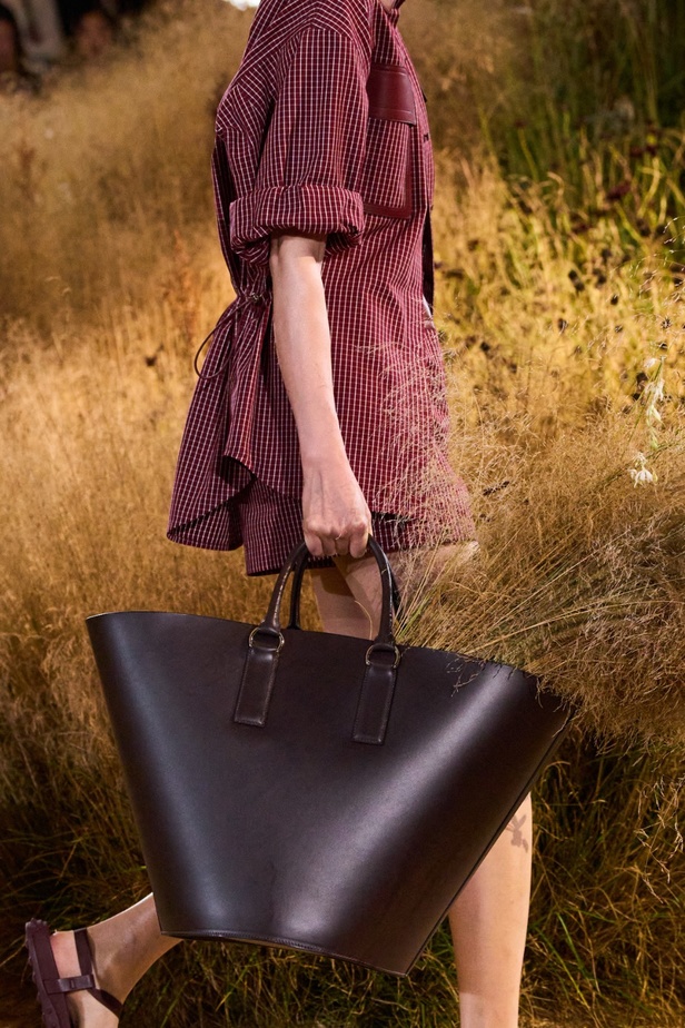 درجات الأحمر تسيطر على مجموعة Hermès لربيع 2024... تصاميم أنيقة وجذابة وأفضل تعبير للرفاهية الهادئة