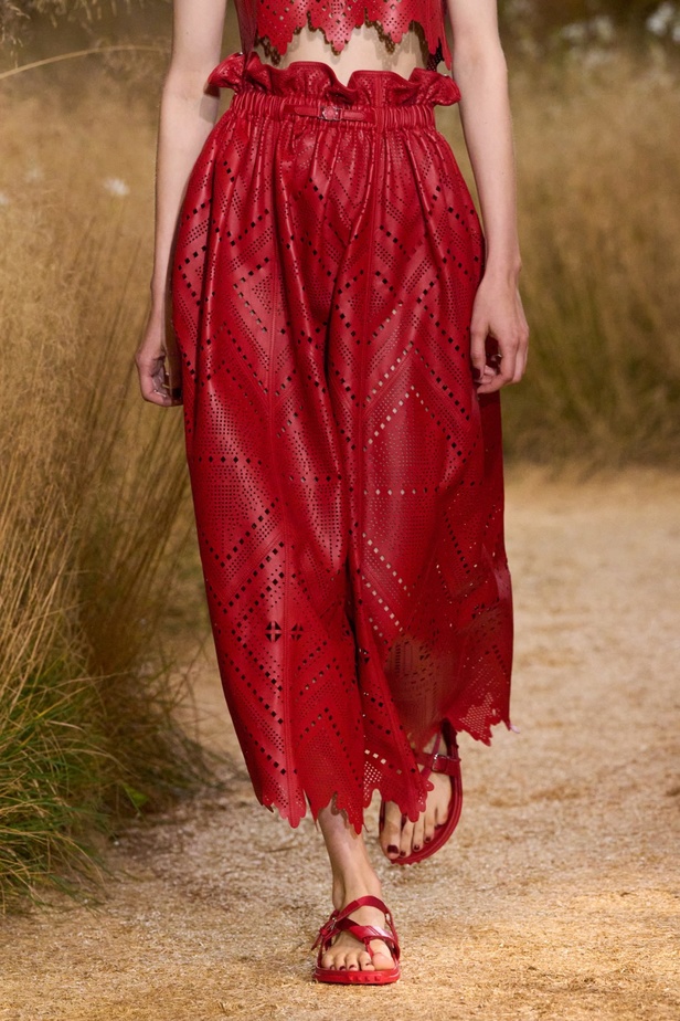 درجات الأحمر تسيطر على مجموعة Hermès لربيع 2024... تصاميم أنيقة وجذابة وأفضل تعبير للرفاهية الهادئة