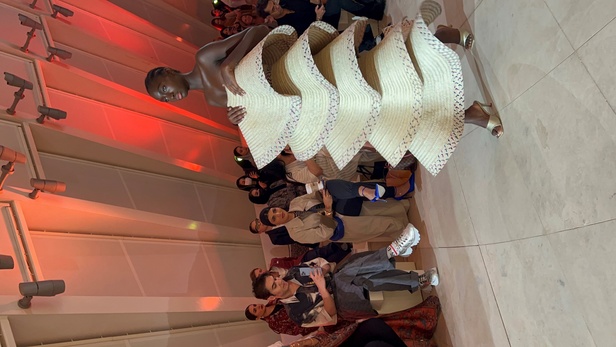 في أسبوع الرياض للموضة أشعلت علامة Kaf By Kaf شرارة الإبداع وأدخلت الاتجاه المفاهيمي للتقويم الأنيق