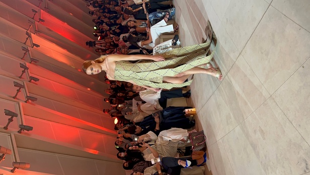 في أسبوع الرياض للموضة أشعلت علامة Kaf By Kaf شرارة الإبداع وأدخلت الاتجاه المفاهيمي للتقويم الأنيق