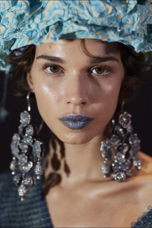 المصمم Andreas Kronthaler يعيد ابتكار بعض التصاميم الأكثر شهرة التي شارك في تصميمها هو وفيفيان ويستوود على مر السنين