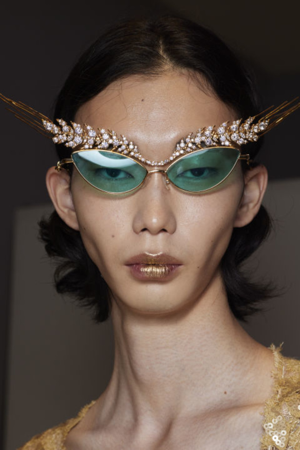 المصمم Andreas Kronthaler يعيد ابتكار بعض التصاميم الأكثر شهرة التي شارك في تصميمها هو وفيفيان ويستوود على مر السنين