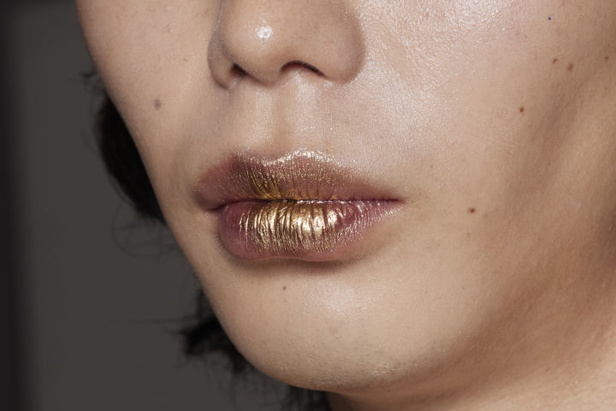 المصمم Andreas Kronthaler يعيد ابتكار بعض التصاميم الأكثر شهرة التي شارك في تصميمها هو وفيفيان ويستوود على مر السنين