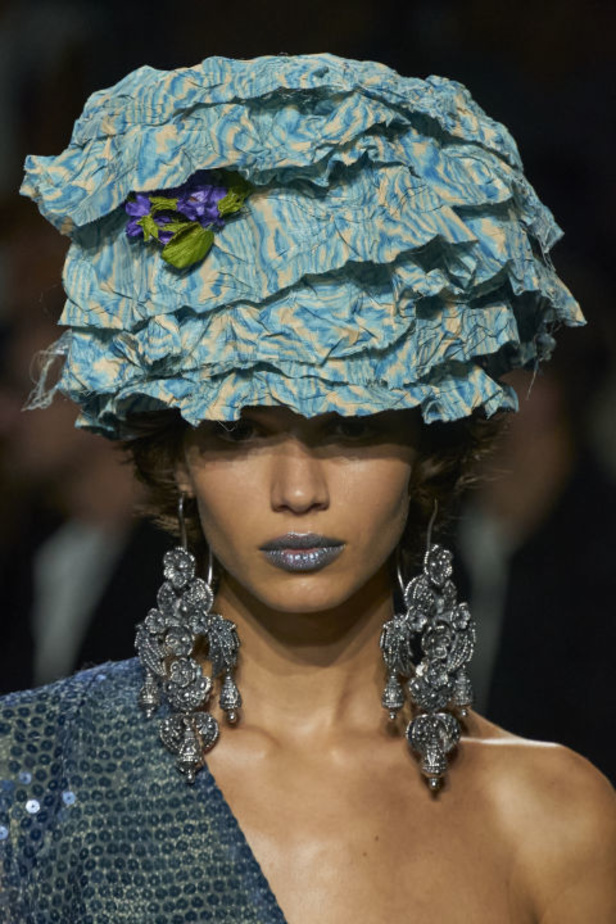 المصمم Andreas Kronthaler يعيد ابتكار بعض التصاميم الأكثر شهرة التي شارك في تصميمها هو وفيفيان ويستوود على مر السنين