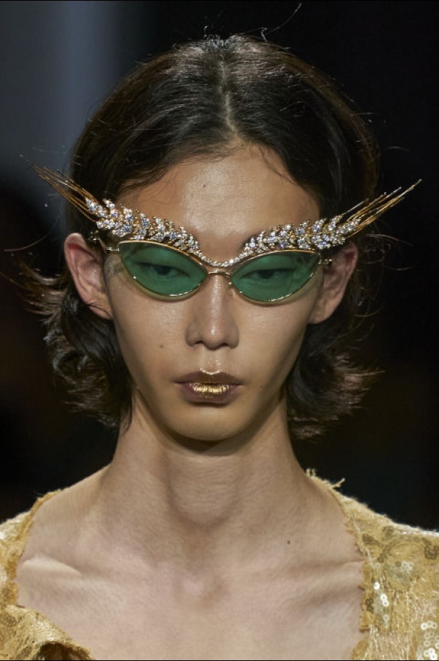 المصمم Andreas Kronthaler يعيد ابتكار بعض التصاميم الأكثر شهرة التي شارك في تصميمها هو وفيفيان ويستوود على مر السنين