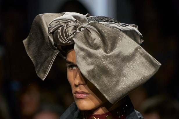 المصمم Andreas Kronthaler يعيد ابتكار بعض التصاميم الأكثر شهرة التي شارك في تصميمها هو وفيفيان ويستوود على مر السنين