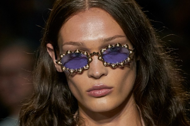 المصمم Andreas Kronthaler يعيد ابتكار بعض التصاميم الأكثر شهرة التي شارك في تصميمها هو وفيفيان ويستوود على مر السنين