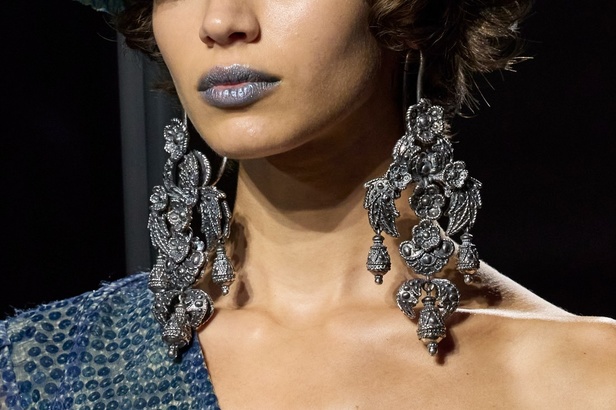 المصمم Andreas Kronthaler يعيد ابتكار بعض التصاميم الأكثر شهرة التي شارك في تصميمها هو وفيفيان ويستوود على مر السنين