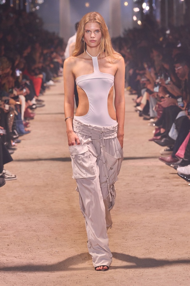 تصاميم Isabel Marant لربيع وصيف 2024 تجمع بين الخفة والأنوثة