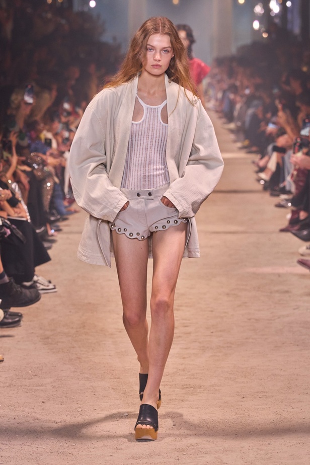 تصاميم Isabel Marant لربيع وصيف 2024 تجمع بين الخفة والأنوثة