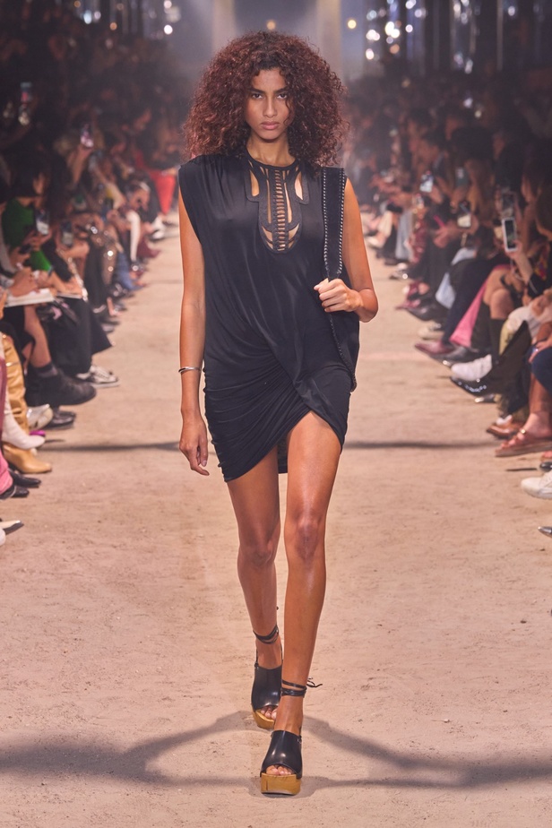 تصاميم Isabel Marant لربيع وصيف 2024 تجمع بين الخفة والأنوثة