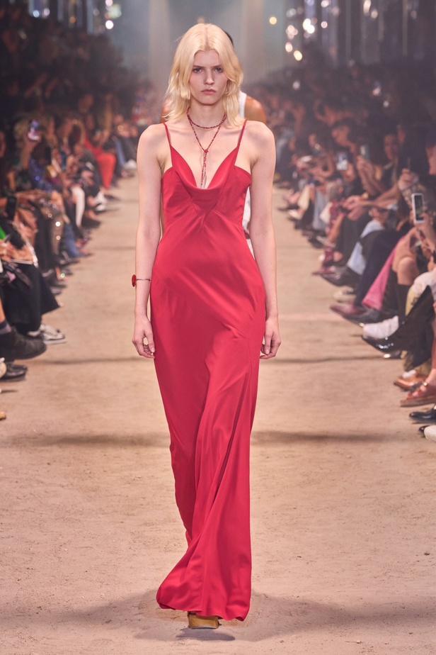 تصاميم Isabel Marant لربيع وصيف 2024 تجمع بين الخفة والأنوثة