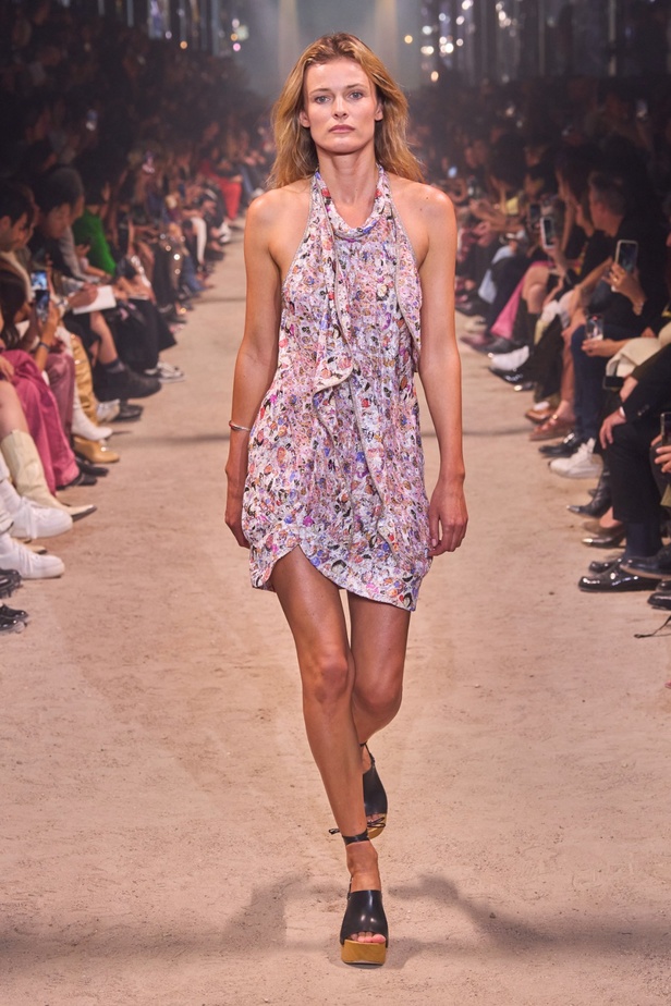 تصاميم Isabel Marant لربيع وصيف 2024 تجمع بين الخفة والأنوثة