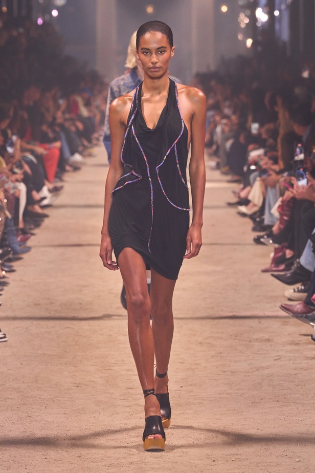 تصاميم Isabel Marant لربيع وصيف 2024 تجمع بين الخفة والأنوثة
